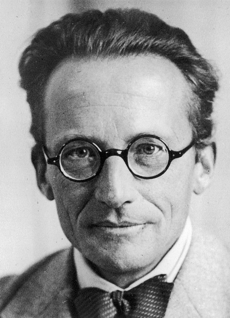 Erwin Rudolf Josef Alexander Schrödinger. Vídeňák, teoretický fyzik a jeden ze zakladatelů kvantové mechaniky. Proslavil se formulací nerelativistické vlnové rovnice pro popis hmotných částic, kterou na jeho počest nazýváme Schrödingerovou rovnicí. V