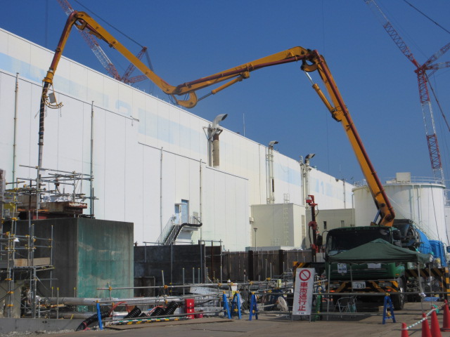 UcpĂˇvĂˇnĂ­ podzemnĂ­ch prostor a potrubĂ­ u druhĂ©ho bloku betonĂˇĹľĂ­ (zdroj TEPCO)