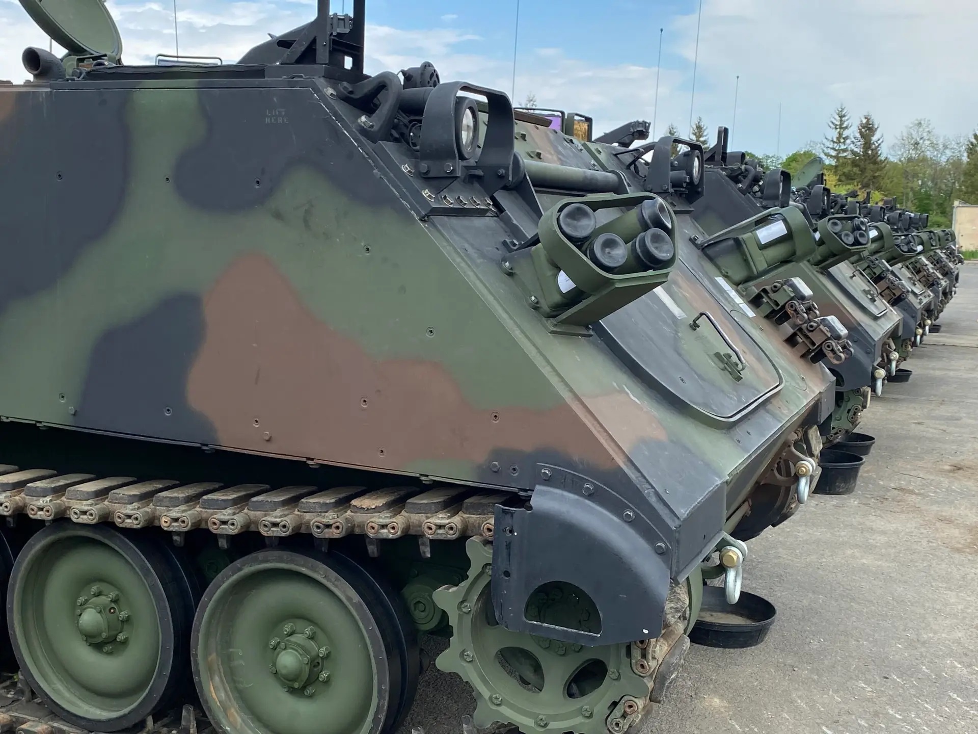 Americké sklady jsou plné obrněnců M113. Kredit: US Army.