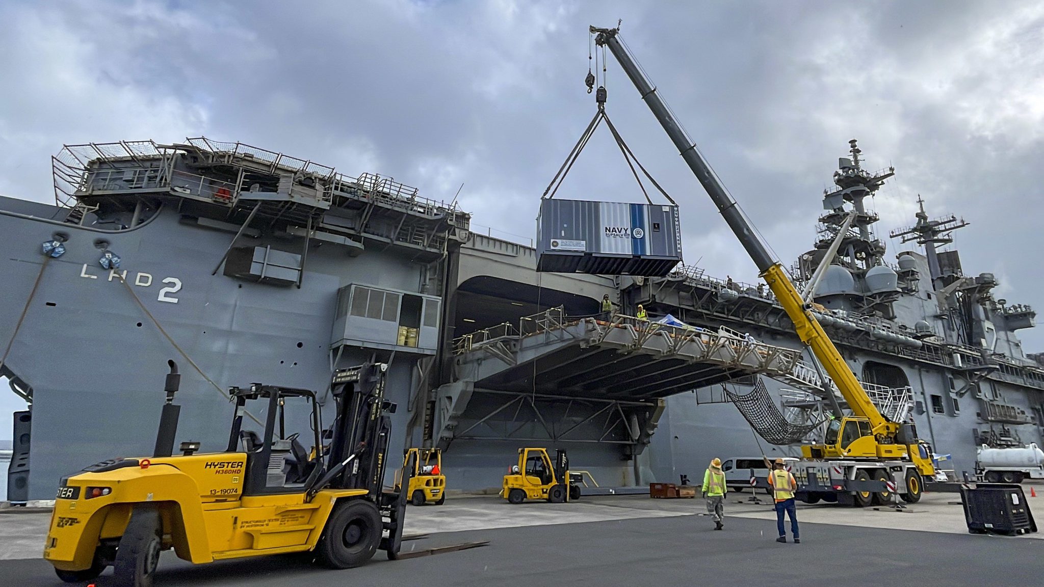 Nakládání 3D tiskárny na palubu USS Essex. Kredit: US Navy / Ace Rheaume.