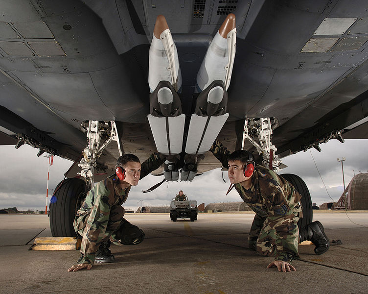 Čtyři pumy GBU-39 Small Diameter Bomb pod letounem F-15E Strike Eagle. Kredit: US Air Force.