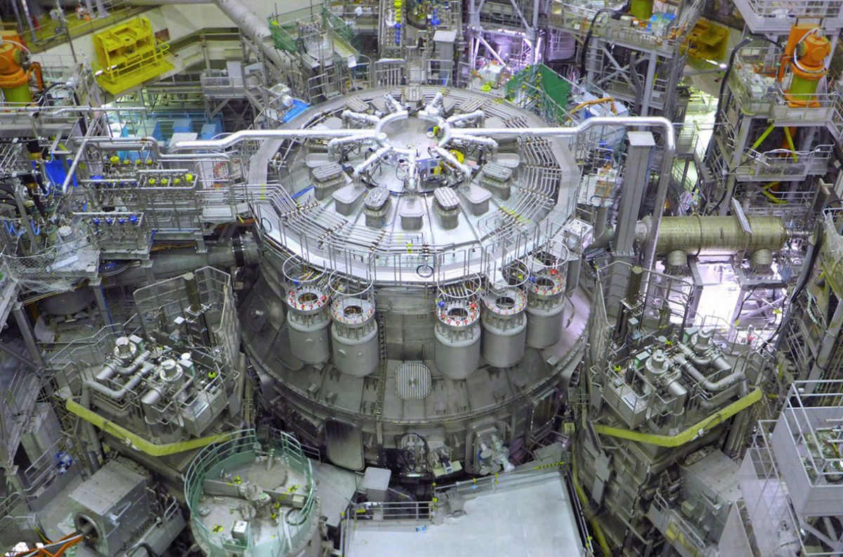 Japonský tokamak JT-60SA po rekonstrukci (zdroj National Institutes For Quantum Science and technology).