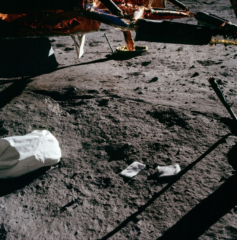 Bližší fotografie pytlů s odpadem na povrchu Měsíce (zdroj NASA).