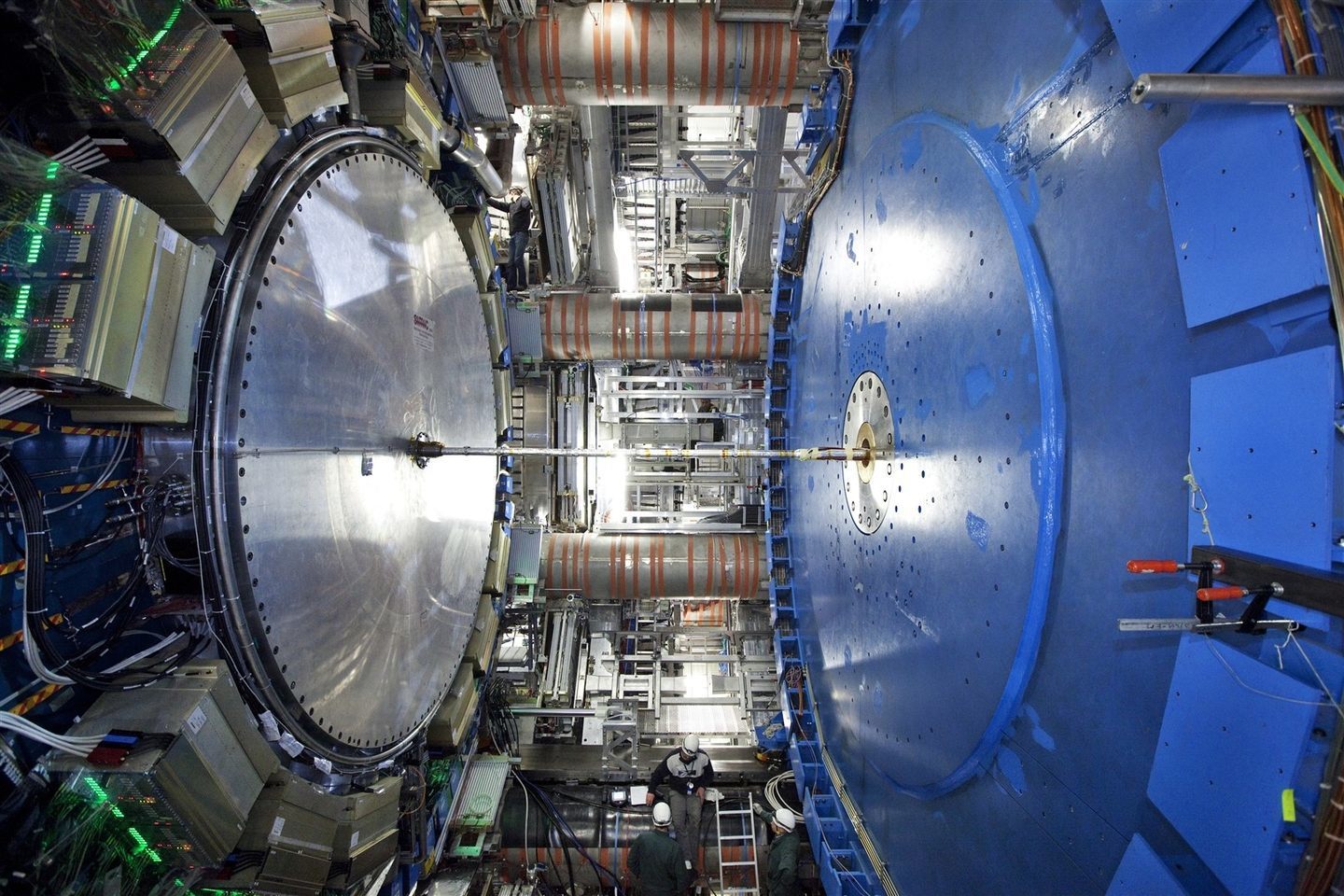 Experiment ATLAS studuje pomocí ultraperiferních srážek pružný i nepružný rozptyl kvazireálných fotonů (zdroj CERN).