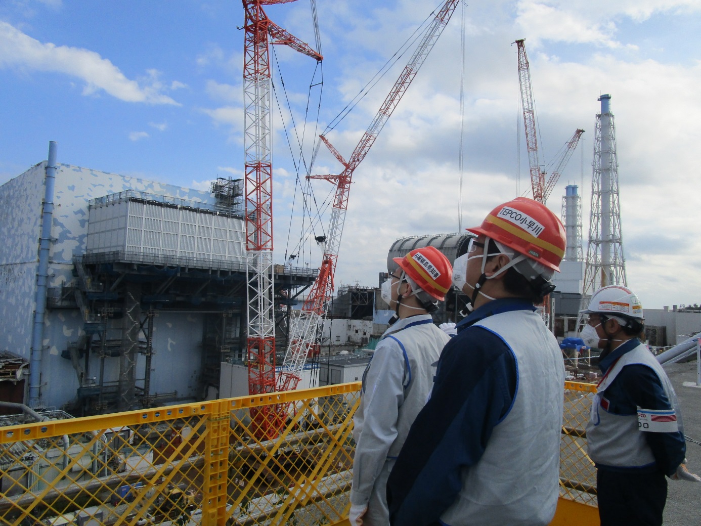 Konstrukce umožňující práce a průzkum u druhého bloku. V pozadí je vidět nová horní část budovy třetího bloku (zdroj TEPCO).