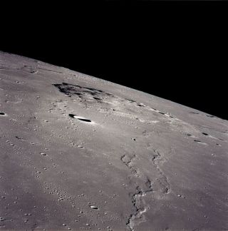 Místo budoucího přistání sondy Čchang-e 5 na snímku z Apolla 15 (foto NASA).