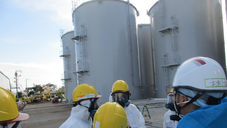 Nádrže pro skladování vody s tritiem ve Fukušimě I (zdroj TEPCO).