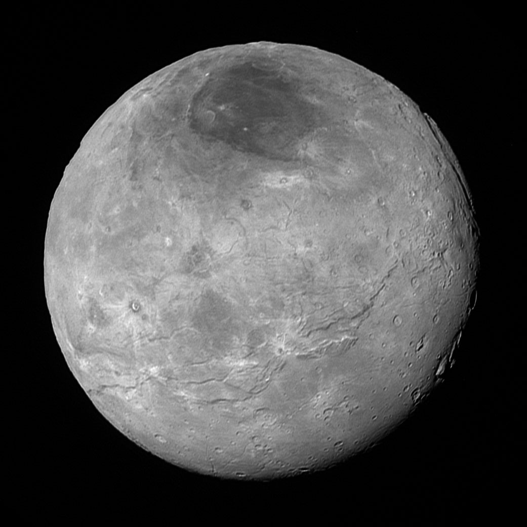 SnĂ­mek mÄ›sĂ­ce Charon poĹ™Ă­zenĂ˝ zhruba 10 hodin pĹ™ed nejbliĹľĹˇĂ­m prĹŻletem.kolem Pluta (vzdĂˇlenost 470 000 km). Jde o nekomprimovanou verzi snĂ­mku pĹ™edstavenĂ©ho jen pĂˇr hodin po prĹŻletu. VidĂ­me zde tektonickĂ© zlomy, relativnÄ› rovnĂ© p