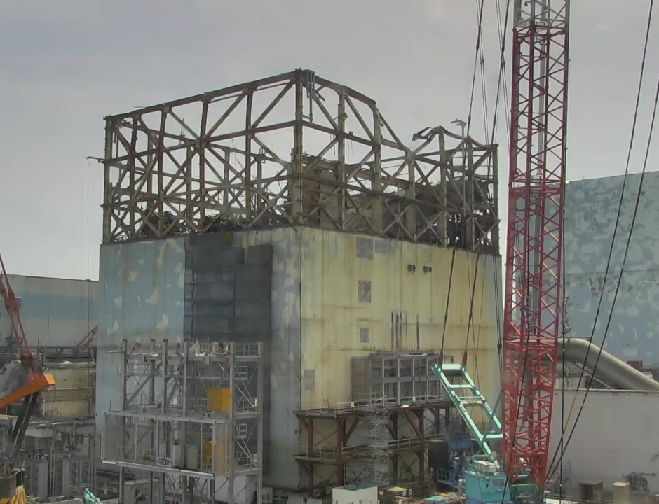 Zkoumání stěn a realizace děr pro ukotvení nové horní části budovy prvního bloku (zdroj TEPCO).