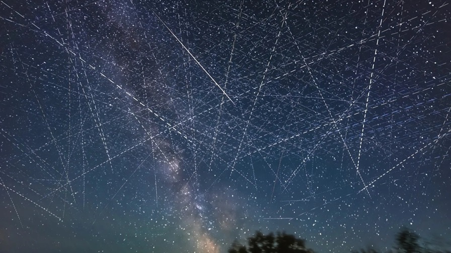 Třicetiminutová expozice dobře ukazuje, kolik je za tak krátkou dobu vidět stop po družicích. Zdroj: https://i.pcmag.com/