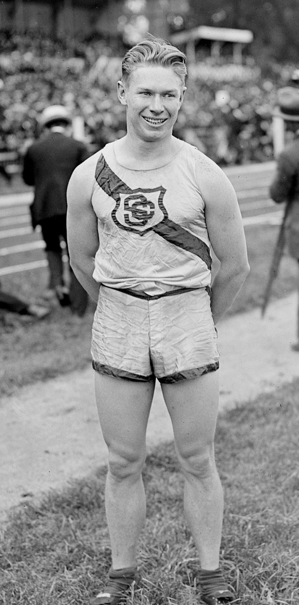 Charles Paddock v době své největší slávy. Tento americký sprinter dokázal zvítězit na Olympijských hrách v Antverpách v roce 1920 a byl také držitelem prestižního světového rekordu v běhu na 100 metrů časem 10,4 sekundy. Kredit: Wikipedie (volné díl