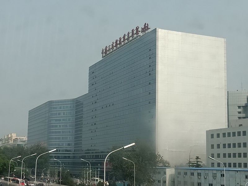Čínská ústřední vojenská nemocnice, Peking. Kredit: PQ77wd / Wikimedia Commons.