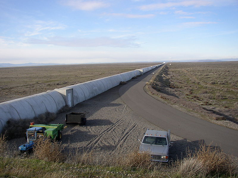 Část jedné ze stanic observatoře LIGO. Kredit: Umptanum / Wikimedia Commons.