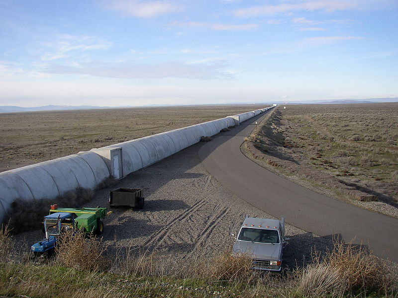 LIGO (Hanford), náš maják v moři gravitačních vln. Kredit: Umptanum.