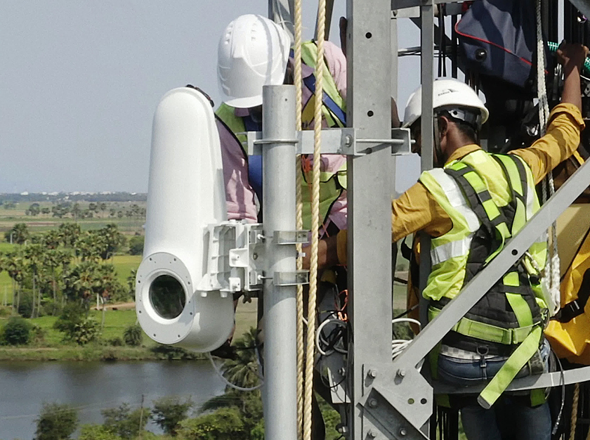 Instalace zařízení projektu Taara. Kredit: X.