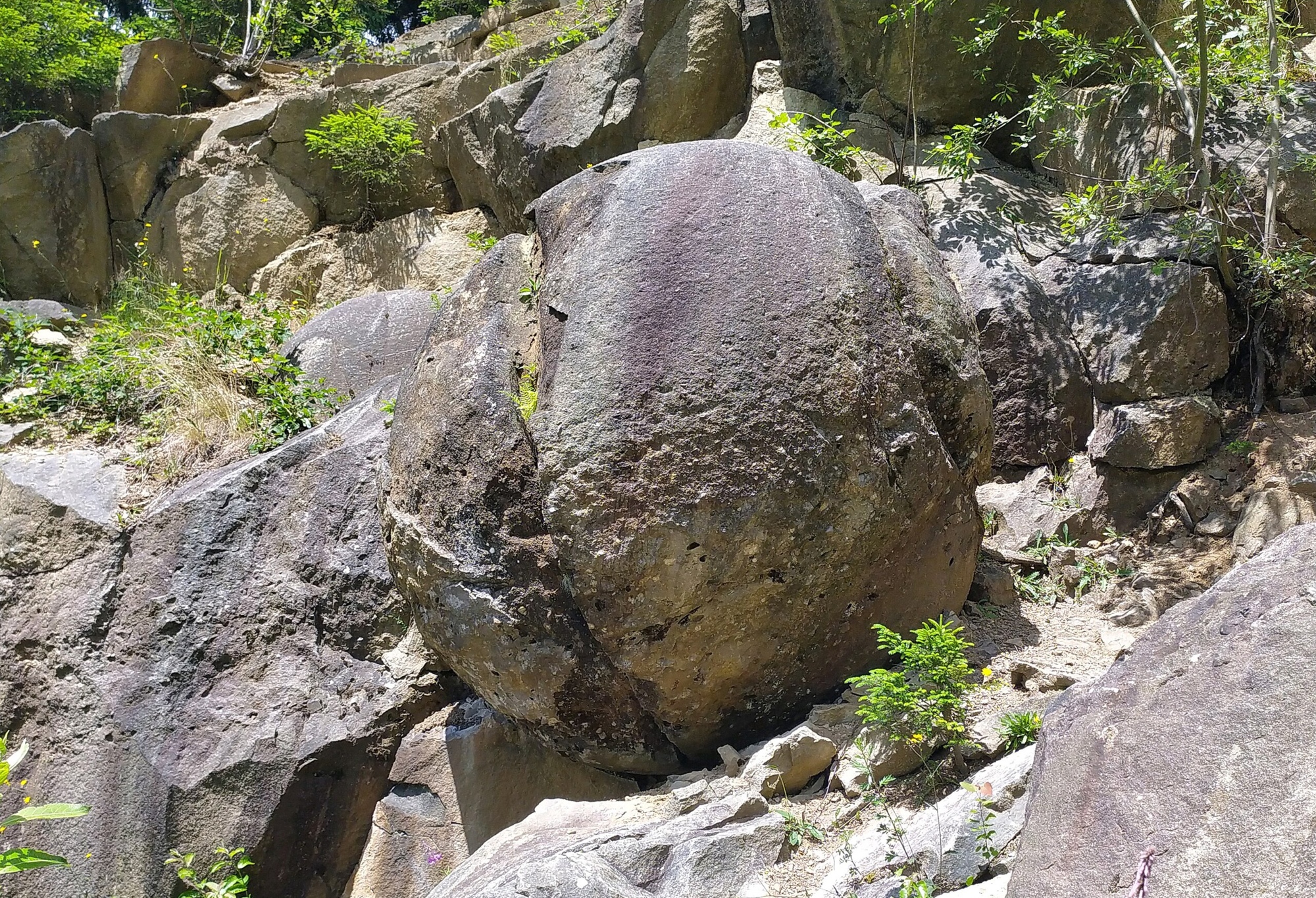 Kamenná koule v bývalém lomu. Přírodní památka Megonky. Wikimedia Commons.