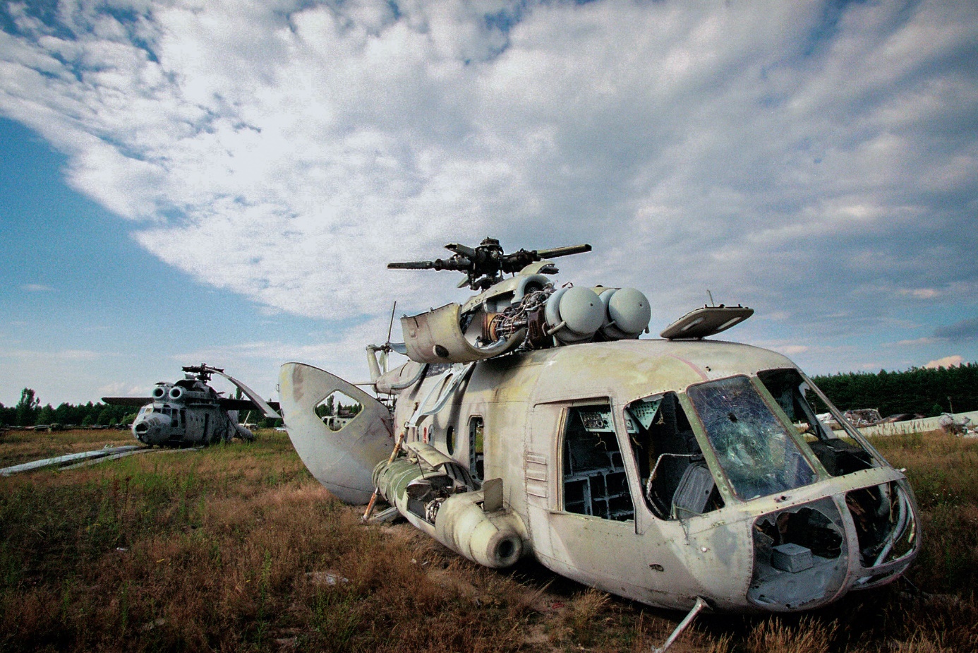 Při likvidaci následků havárie byla intenzivně využívána letecká technika. I ta je dnes symbolem a památníkem této události. (foto Václav Vašků – další využití jen se svolením fotografa).