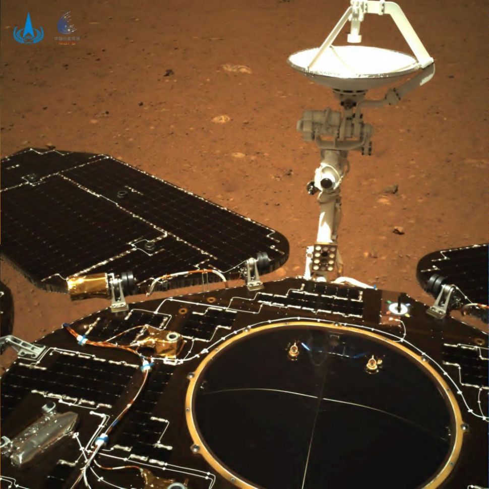 První snímek z čínského přistávacího modulu na Marsu pořízený 19. května 2021 (zdroj CNSA).