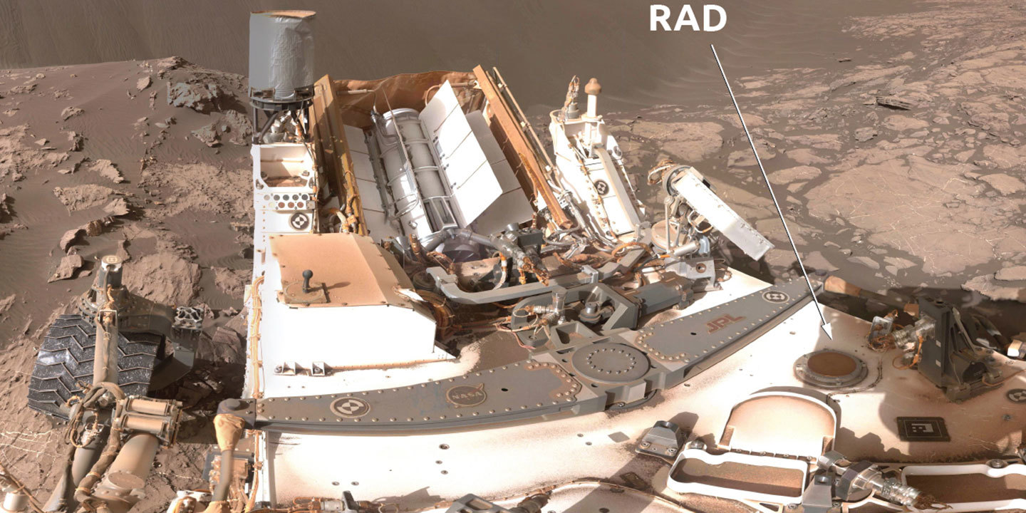Selfie vozidla Curiosity s označením dozimetrického systému RAD (zdroj NASA)