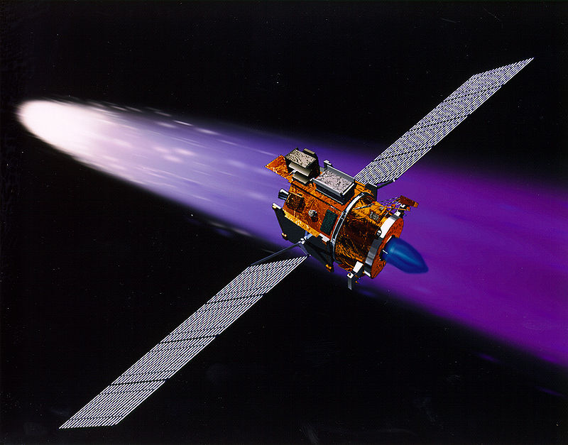 Sonda Deep Space 1 poprvĂ© pouĹľila fotovoltaickĂ© ÄŤlĂˇnky s koncentrĂˇtorem (zdroj NASA).