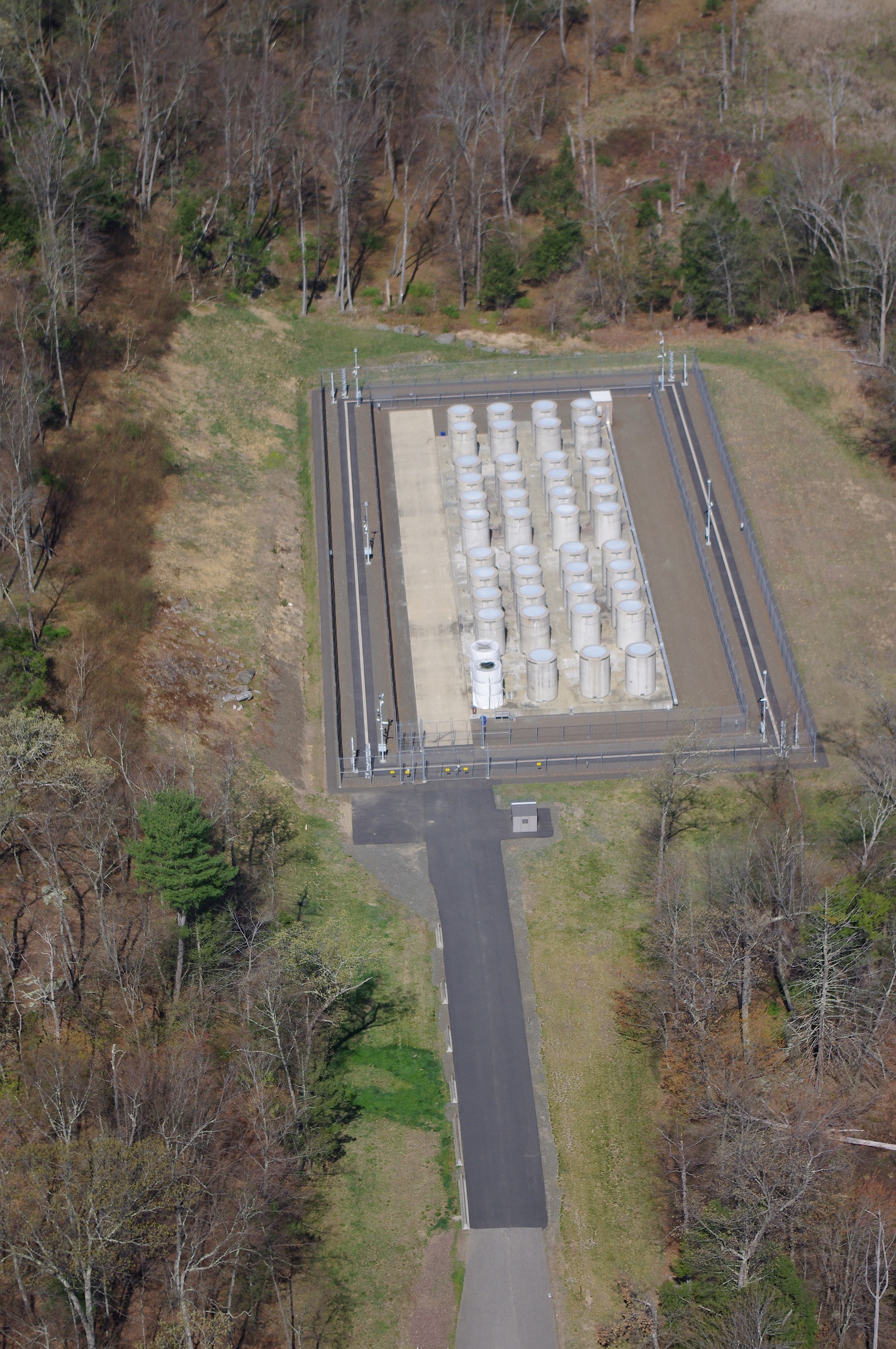 Suchý mezisklad pro vyhořelé palivo z bývalé jaderné elektrárny Connecticut Yankee (zdroj Connecticut Yankee).