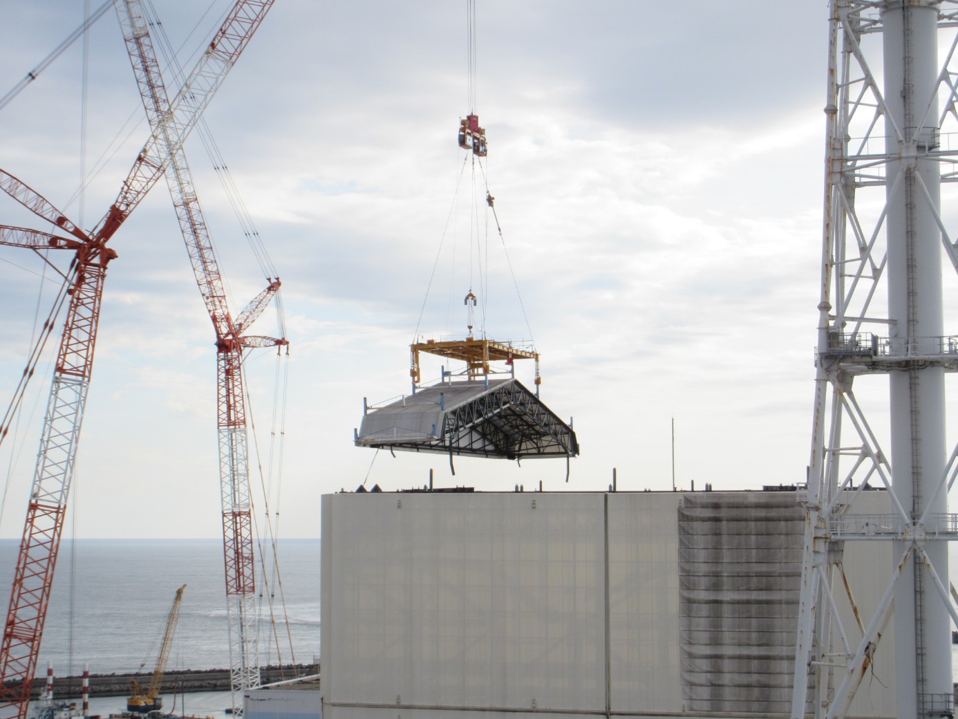 DokonÄŤenĂ­ odstraĹ?ovĂˇnĂ­ stĹ™echy provizornĂ­ho krytu prvnĂ­ho bloku (zdroj TEPCO).