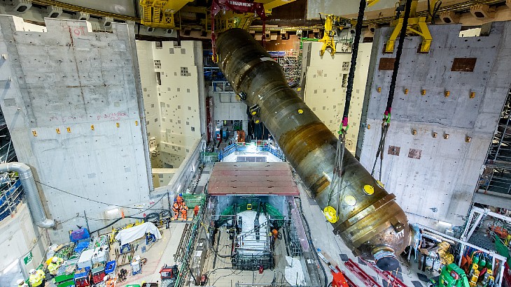 Na prvním bloku elektrárny Hinkley Point začala instalace parogenerátorů (zdroj EDF)