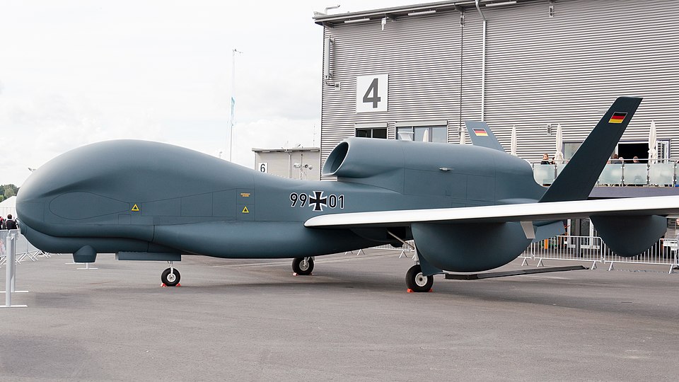 Global Hawk vypadá o poznání méně nebezpečně. Kredit: Julian Herzog, Wikimedia Commons, CC BY-SA 4.0.