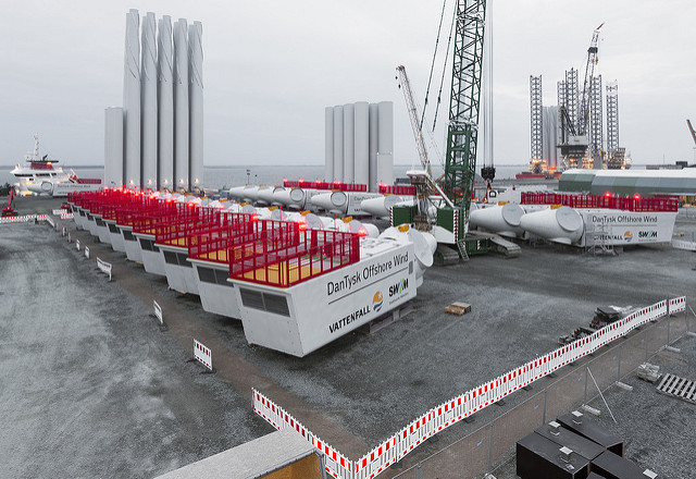 Budování mořské větrné farmy Dan Tysk s 80 turbínami o výkonu 3,6 MW (zdroj Vattenfall, foto Paul Langrock).