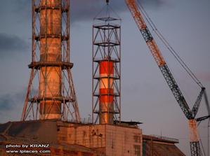9Instalace nového ventilačního zařízení u sarkofágu čtvrtého bloku jaderné elektrárny Černobyl 22. listopadu 2011 (zdroj Jevgen 