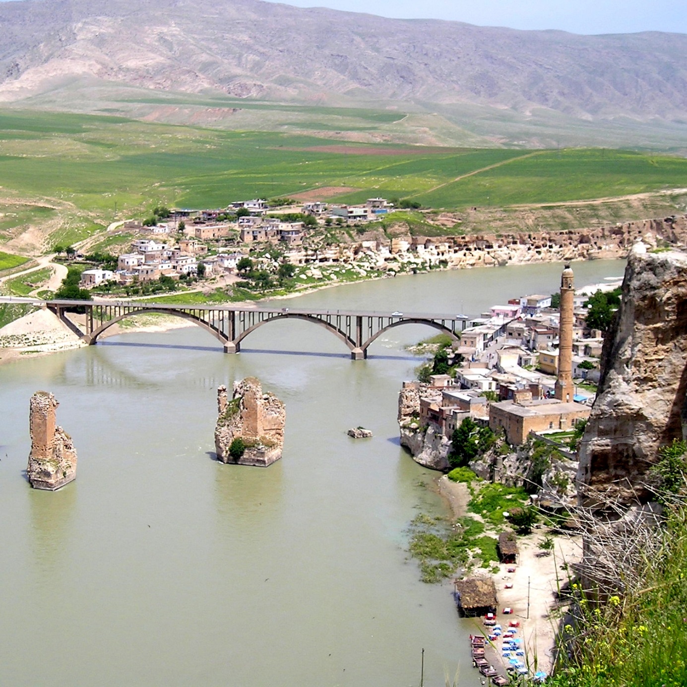 Město Hasankeyf, které bude částečně zaplaveno novou vodní elektrárnou Ilisu (zdroj Wikipedie).