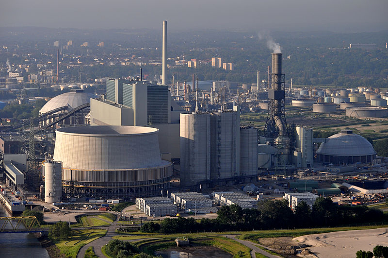 Nová moderní černouhelná elektrárna Moorburg, která v  Hamburku nahradila jaderný zdroj (zdroj Wikimedie, Ajepbah).