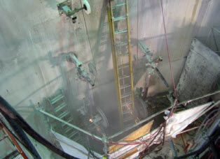 Práce na odstranění reaktorové nádoby bolku La Crosse (zdroj Bluegrass).
