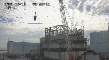 Přeprava nosníku pro podepření zborceného zavážecího stroje u prvního bloku (zdroj TEPCO).