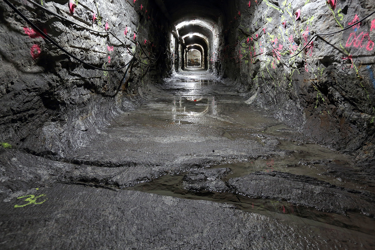 Přístupový tunel budovaného trvalého úložiště Onkalo v roce 2014 (zdroj Posiva).