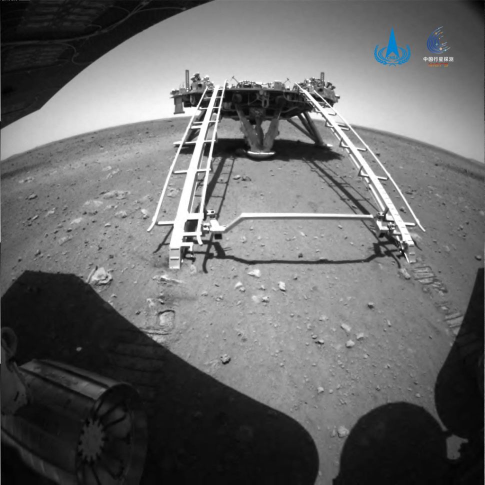 První snímek pořízený navigační kamerou poté, když vozítko Ču-žung sjelo na povrch Marsu (zdroj CNSA).