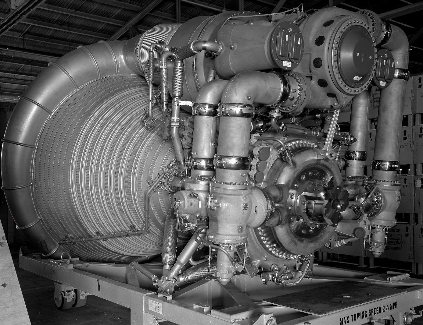 RaketovĂ˝ motor F-1 Saturnu V (zdroj NASA).