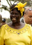 Wangari Muta Maathai, keĹ?skĂˇ environmentĂˇlnĂ­ aktivistka a nositelka Nobelovy ceny za mĂ­r v roce 2004, ĹˇiĹ™itelka  konspiraÄŤnĂ­ teorie umÄ›lĂ©ho pĹŻvodu HIV.