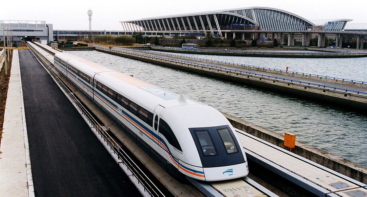 Shanghai maglev. Kredit: Alex Needham, Wikimedia Commons.