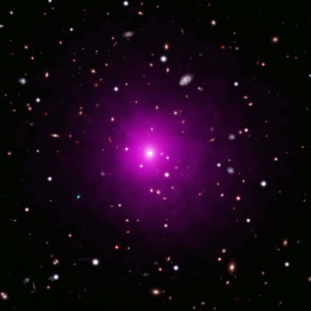 Kupa Abel 2261. Uprostřed centrální eliptická galaxie. Kredit: X-ray: NASA/CXC/Univ of Michigan/K. Gültekin; Optical: NASA/STScI and NAOJ/Subaru; Infrared: NSF/NOAO/KPNO.