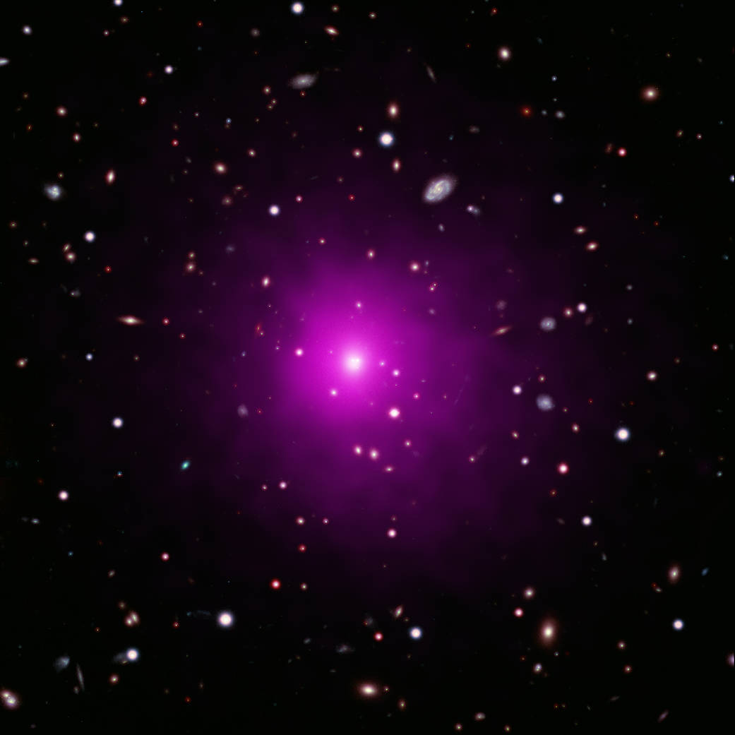 Kupa Abel 2261. Uprostřed centrální eliptická galaxie. Kredit: X-ray: NASA/CXC/Univ of Michigan/K. Gültekin; Optical: NASA/STScI and NAOJ/Subaru; Infrared: NSF/NOAO/KPNO.
