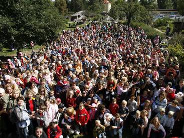 Ilustrační foto ze setkání rodin s dětmi narozenými asistovanou reprodukcí dokládá narůstající problémy s reprodukcí i v našich končinách. Dne 15. září 2007 se areálu zoologické zahrady v Praze-Troji sešlo 1180 dětí, čímž padl světový rekord. Kredit: