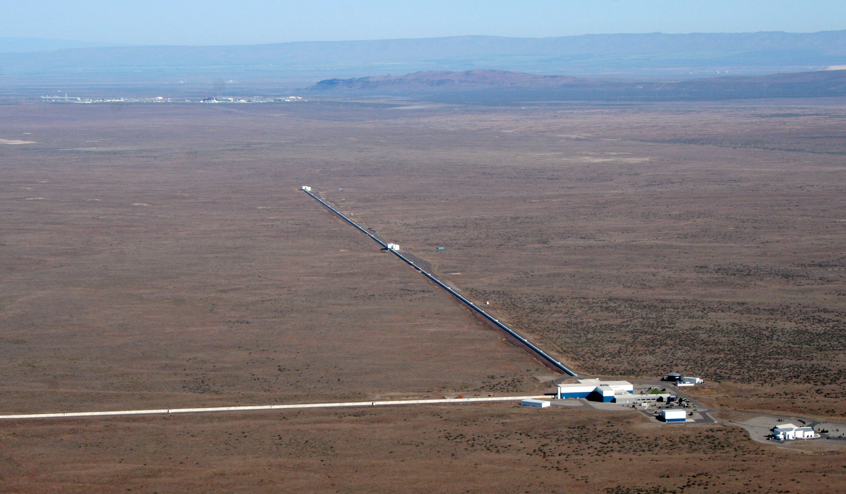 Stanice observatoře LIGO. Kredit: LIGO.