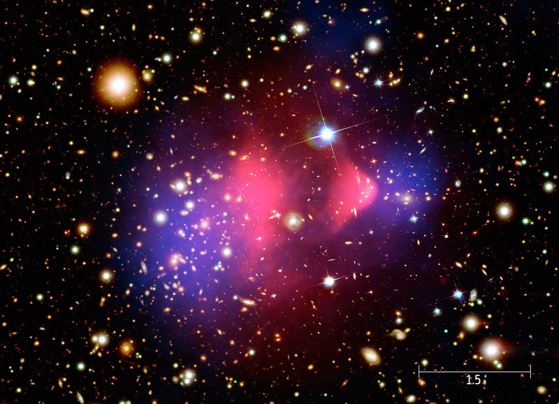 Bullet Cluster je považován za jeden z nejlepších důkazů existence temné hmoty. Kredit: NASA/CXC/M. Weiss.