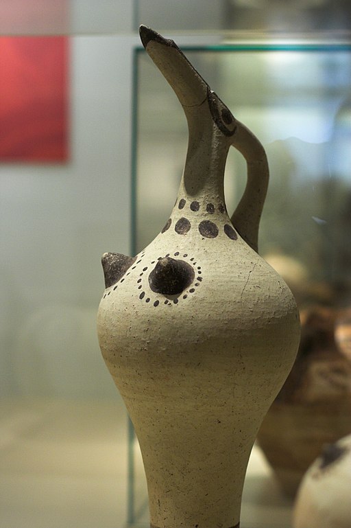Štíhlý džbán s ptačími a ženskými rysy, z Akrotiri. Takové se užívaly k úlitbám. Národní archeologické muzeum v Athénách, N 877. Kredit: Zde, Wikimedia Commons.