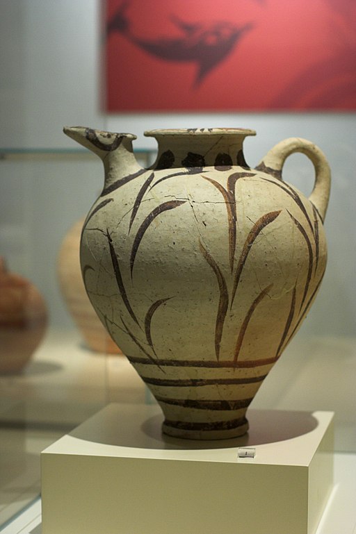 Široký džbán s rostlinnými motivy, z Akrotiri. Národní archeologické muzeum v Athénách. Kredit: Zde, Wikimedia Commons.