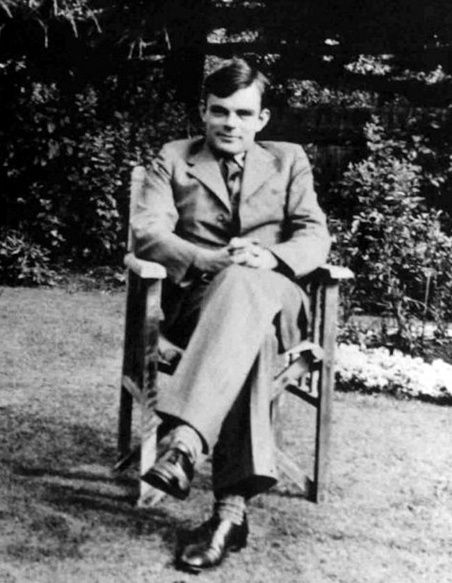 Alan Turing britský matematický génius, kryptoanalytik, prolomitel kódu Enigmy, gay a zakladatel moderních počítačů. Wikipedie, volné dílo.