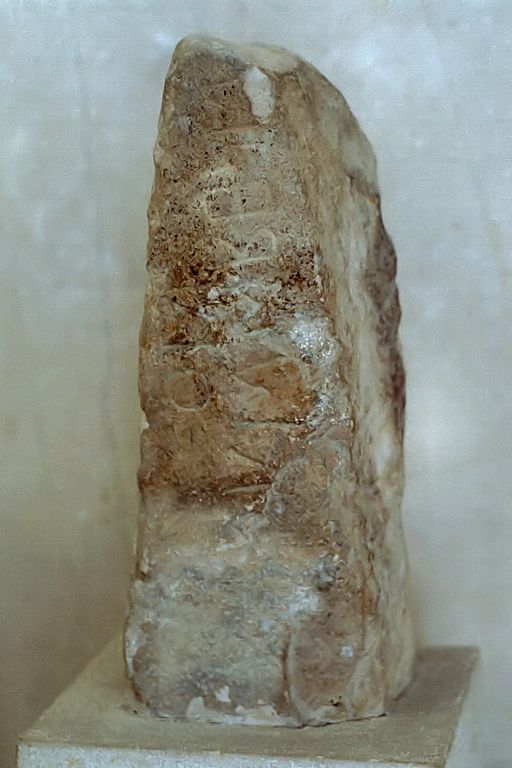 Jeden z kandidátů na nejstarší alfabetickou inskripci v kameni: Archaický falický kámen, asi 7. století před n. l., s nápisem MUS ME IS/ATO, „Mys mě vztyčil