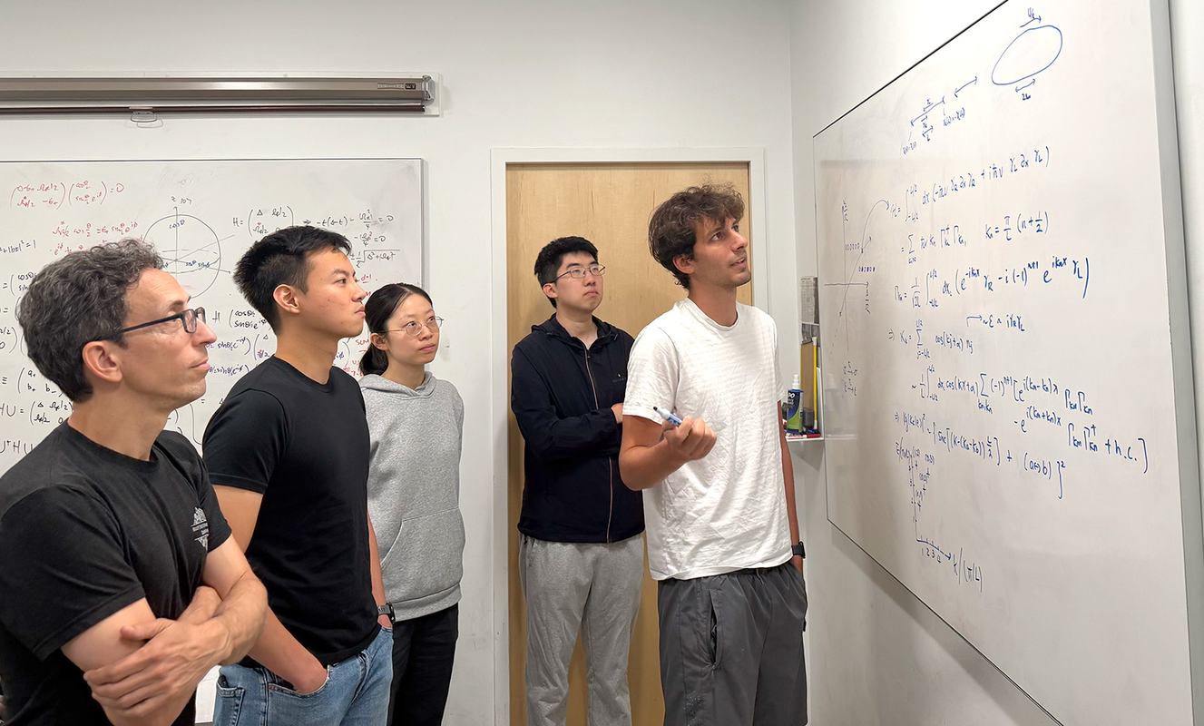 Teorie v pozadí experimentů. Kredit: Caltech/Gyohei Nomura.