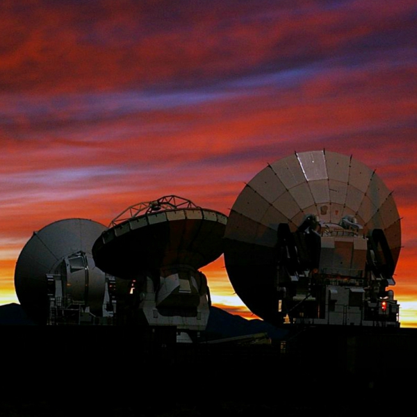 TestovacĂ­ radioteleskopy soustavy ALMA. Kredit: ESO.